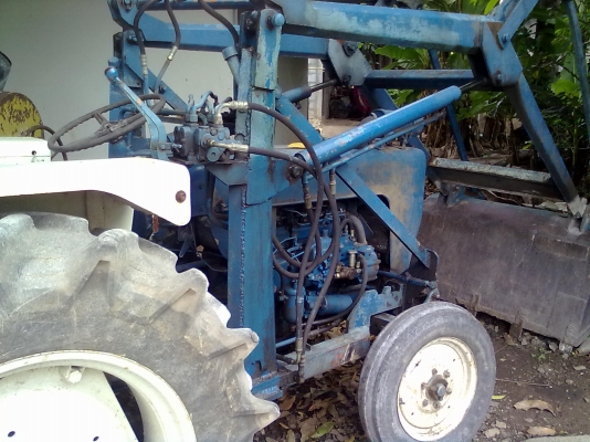 รถไถเล็กพร้อมผานตัก