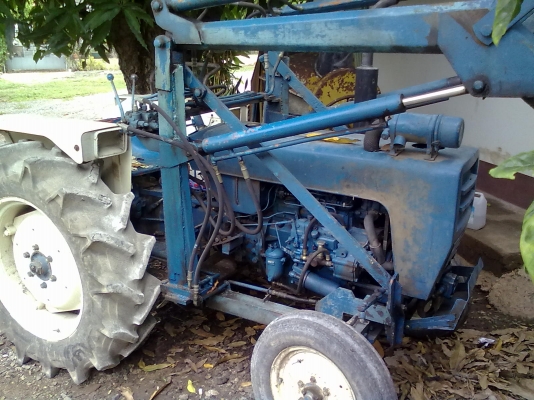 รถไถเล็กพร้อมผานตัก