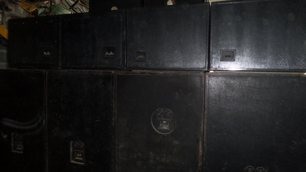 ขายตู้ลำโพงขอบ18 นึ้วและตู้เสียงกลางแหลมเหมา12000บาท