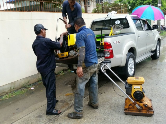 tractor-backhoe จัดส่งเครื่องตบดินไปปทุม 2 เครื่อง ฝนตกก็ไม่ท้อครับ(สุดยอด)