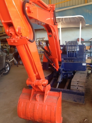 ขายรถขุดKUBOTA   KH-033(เท่ากับPC35) รถเก่านอกแท้ มีใบอินวอย ราคา250,000บาท สนใจติดต่อ099-907-9273  กิ๊ฟค่ะ