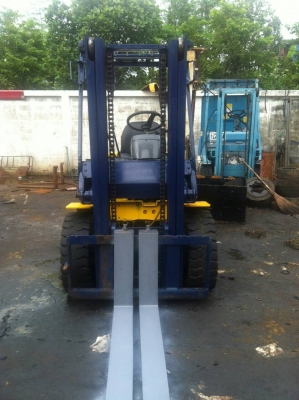 รถยกโฟร์คลิฟท์ยี่ห้อKomat'su FD30-12 (ดีเซล) รถยกโฟร์คลิฟท์ยี่ห้อKomat'su FD30-12 (ดีเซล)