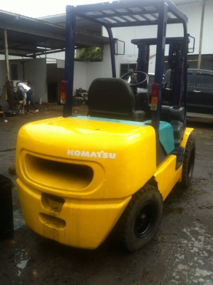 รถยกโฟร์คลิฟท์ยี่ห้อKomat'su FD30-12 (ดีเซล) รถยกโฟร์คลิฟท์ยี่ห้อKomat'su FD30-12 (ดีเซล)
