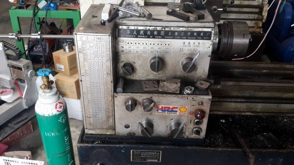 เครื่องกลึง 5 ฟุต 3 เพลา เบรค (ไม่รวมจอ) สภาพใช้งาน 65000 บาท