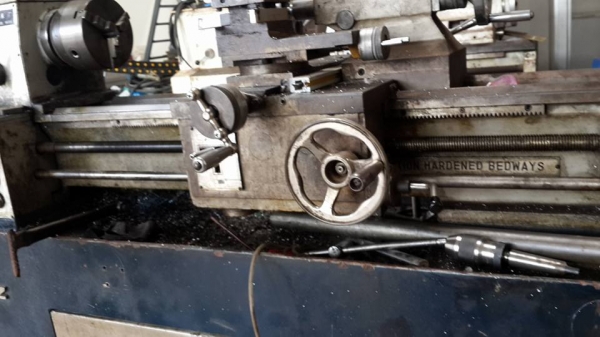 เครื่องกลึง 5 ฟุต 3 เพลา เบรค (ไม่รวมจอ) สภาพใช้งาน 65000 บาท