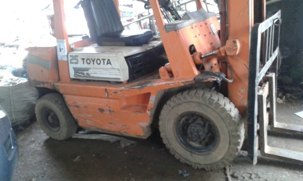 รถฟอร์คลิฟต์  โตโยต้า  2.5 ตัน.    สนใจติดต่อ  081 - 6079515