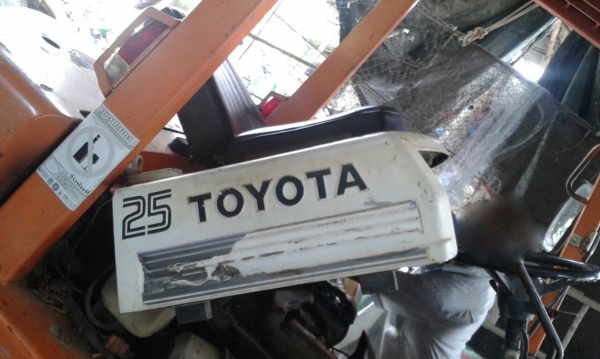 รถฟอร์คลิฟต์  โตโยต้า  2.5 ตัน.    สนใจติดต่อ  081 - 6079515