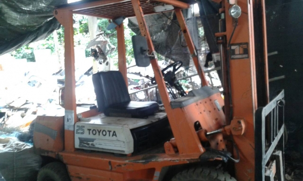 รถฟอร์คลิฟต์  โตโยต้า  2.5 ตัน.    สนใจติดต่อ  081 - 6079515