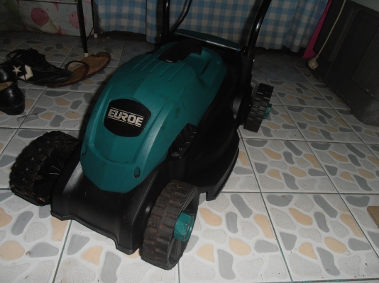 รถตัดหญ้าไฟฟ้า