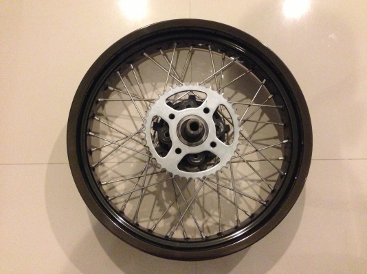 ขายวงล้อสีดำขอบ 17 x 3.5 สภาพพร้อมใช้งาน + สเตอร์ 44 ฟัน ราคา 2,300 บาท พร้อมส่งครับ 083-0754211