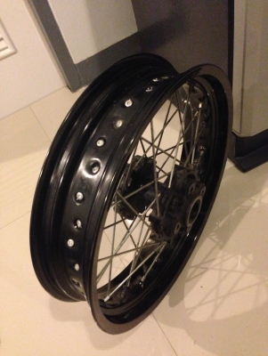 ขายวงล้อสีดำขอบ 17 x 3.5 สภาพพร้อมใช้งาน + สเตอร์ 44 ฟัน ราคา 2,300 บาท พร้อมส่งครับ 083-0754211