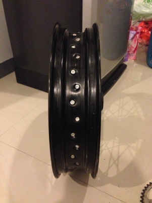 ขายวงล้อสีดำขอบ 17 x 3.5 สภาพพร้อมใช้งาน + สเตอร์ 44 ฟัน ราคา 2,300 บาท พร้อมส่งครับ 083-0754211