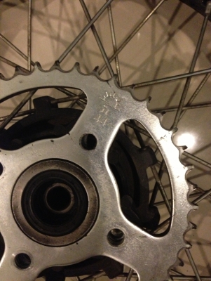 ขายวงล้อสีดำขอบ 17 x 3.5 สภาพพร้อมใช้งาน + สเตอร์ 44 ฟัน ราคา 2,300 บาท พร้อมส่งครับ 083-0754211