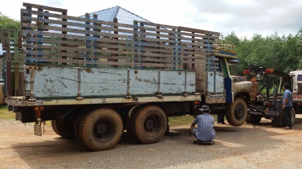 ฝากขายสิบล้อหน้ายาวสองเพลา