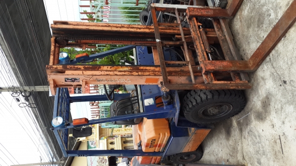 ขายรถยกฟอล์คลิฟต์ขนาด 2.5ตัน เครื่องยนต์ดีเซลสภาพสวย ๆ ราคา 250,000 บาท