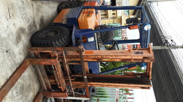 ขายรถยกฟอล์คลิฟต์ขนาด 2.5ตัน เครื่องยนต์ดีเซลสภาพสวย ๆ ราคา 250,000 บาท