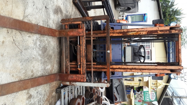 ขายรถยกฟอล์คลิฟต์ขนาด 2.5ตัน เครื่องยนต์ดีเซลสภาพสวย ๆ ราคา 250,000 บาท