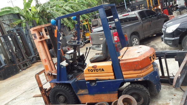 ขายรถยกฟอล์คลิฟต์ขนาด 2.5ตัน เครื่องยนต์ดีเซลสภาพสวย ๆ ราคา 250,000 บาท