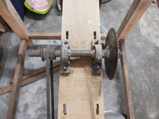 โต๊ะเลื่อยวงเดือน Handmade เก็บไว้ไม่ได้ใช้งาน ขายออกดีกว่า มอเตอร์ ขนาด 2 แรง ยกใบขึ้น - ลง ด้วยแม่แรงตัวเล็ก หน้าโต๊ะยกออกได้ ตอนนี้ใส่ใบเลื่อยวงเดือน 9 นิ้วอยู่ แต่ใส่ใบเลื่อยใหญ่กว่านี้ได้ครับ