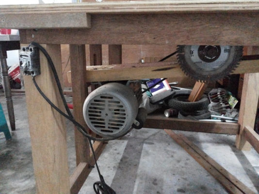 โต๊ะเลื่อยวงเดือน Handmade เก็บไว้ไม่ได้ใช้งาน ขายออกดีกว่า มอเตอร์ ขนาด 2 แรง ยกใบขึ้น - ลง ด้วยแม่แรงตัวเล็ก หน้าโต๊ะยกออกได้ ตอนนี้ใส่ใบเลื่อยวงเดือน 9 นิ้วอยู่ แต่ใส่ใบเลื่อยใหญ่กว่านี้ได้ครับ