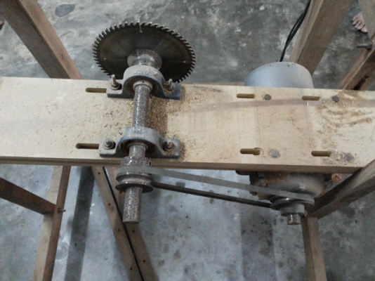 โต๊ะเลื่อยวงเดือน Handmade เก็บไว้ไม่ได้ใช้งาน ขายออกดีกว่า มอเตอร์ ขนาด 2 แรง ยกใบขึ้น - ลง ด้วยแม่แรงตัวเล็ก หน้าโต๊ะยกออกได้ ตอนนี้ใส่ใบเลื่อยวงเดือน 9 นิ้วอยู่ แต่ใส่ใบเลื่อยใหญ่กว่านี้ได้ครับ