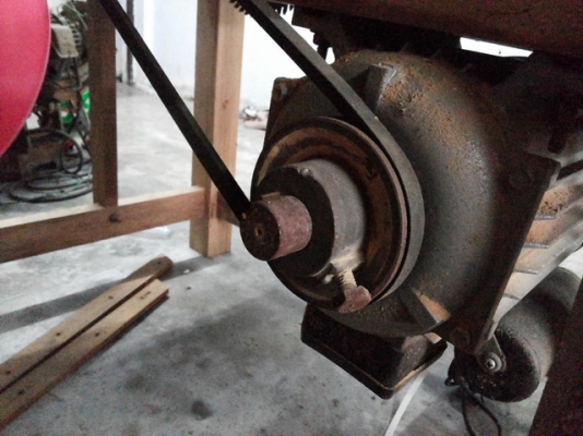 โต๊ะเลื่อยวงเดือน Handmade เก็บไว้ไม่ได้ใช้งาน ขายออกดีกว่า มอเตอร์ ขนาด 2 แรง ยกใบขึ้น - ลง ด้วยแม่แรงตัวเล็ก หน้าโต๊ะยกออกได้ ตอนนี้ใส่ใบเลื่อยวงเดือน 9 นิ้วอยู่ แต่ใส่ใบเลื่อยใหญ่กว่านี้ได้ครับ