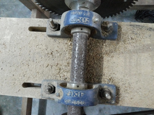 โต๊ะเลื่อยวงเดือน Handmade เก็บไว้ไม่ได้ใช้งาน ขายออกดีกว่า มอเตอร์ ขนาด 2 แรง ยกใบขึ้น - ลง ด้วยแม่แรงตัวเล็ก หน้าโต๊ะยกออกได้ ตอนนี้ใส่ใบเลื่อยวงเดือน 9 นิ้วอยู่ แต่ใส่ใบเลื่อยใหญ่กว่านี้ได้ครับ