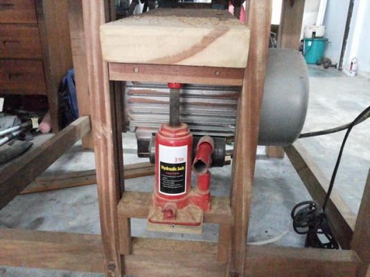 โต๊ะเลื่อยวงเดือน Handmade เก็บไว้ไม่ได้ใช้งาน ขายออกดีกว่า มอเตอร์ ขนาด 2 แรง ยกใบขึ้น - ลง ด้วยแม่แรงตัวเล็ก หน้าโต๊ะยกออกได้ ตอนนี้ใส่ใบเลื่อยวงเดือน 9 นิ้วอยู่ แต่ใส่ใบเลื่อยใหญ่กว่านี้ได้ครับ