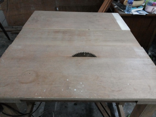 โต๊ะเลื่อยวงเดือน Handmade เก็บไว้ไม่ได้ใช้งาน ขายออกดีกว่า มอเตอร์ ขนาด 2 แรง ยกใบขึ้น - ลง ด้วยแม่แรงตัวเล็ก หน้าโต๊ะยกออกได้ ตอนนี้ใส่ใบเลื่อยวงเดือน 9 นิ้วอยู่ แต่ใส่ใบเลื่อยใหญ่กว่านี้ได้ครับ