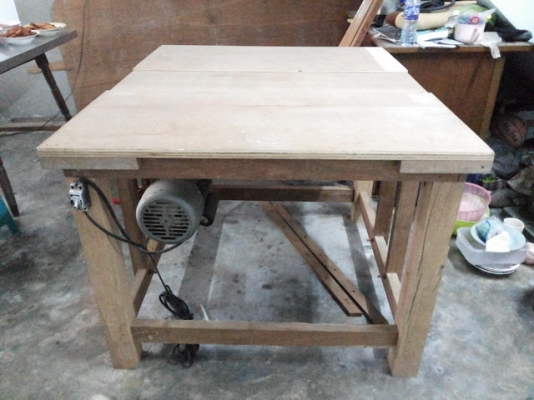 โต๊ะเลื่อยวงเดือน Handmade เก็บไว้ไม่ได้ใช้งาน ขายออกดีกว่า มอเตอร์ ขนาด 2 แรง ยกใบขึ้น - ลง ด้วยแม่แรงตัวเล็ก หน้าโต๊ะยกออกได้ ตอนนี้ใส่ใบเลื่อยวงเดือน 9 นิ้วอยู่ แต่ใส่ใบเลื่อยใหญ่กว่านี้ได้ครับ