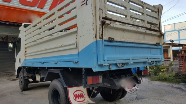 รถอีซุซุ 6 ล้อดั้ม NPR 150 แรงม้า ปี 51.    สนใจติดต่อ  081 - 6079515