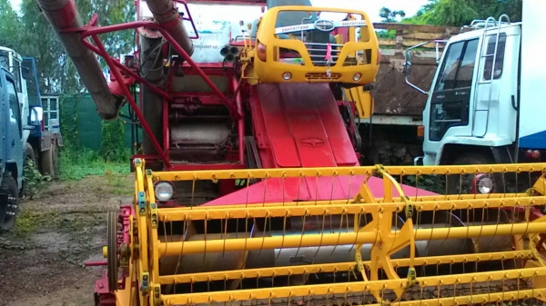 รถเกี่ยวข้าว KM47 ศักดิ์พัฒนา อุ้ม2.5 เดิน200 พร้อมใช้