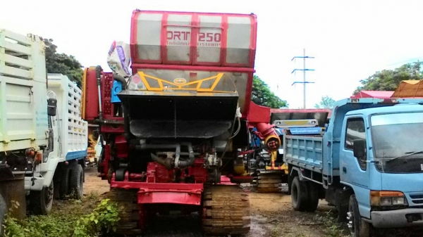 รถเกี่ยวข้าว KM47 ศักดิ์พัฒนา อุ้ม2.5 เดิน200 พร้อมใช้