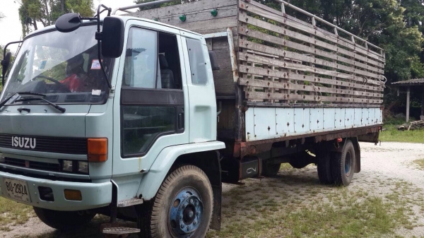 ขายรถบรรทุก 6 ล้อรั้วใหญ่ ISUZU ROCKY 195 แรงม้า ยาง 900 กระบะยาว 7.20 เมตร คัสซี FTR32 ราคา 370000