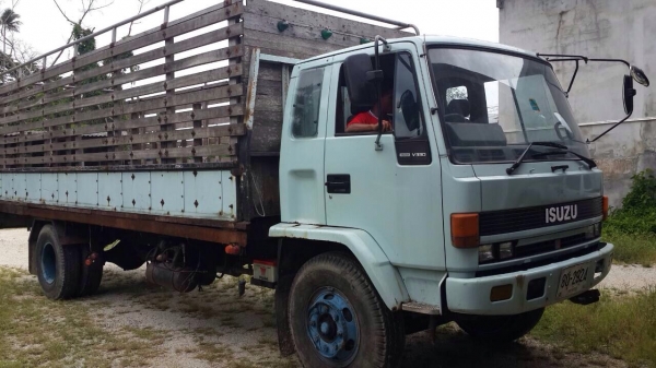 ขายรถบรรทุก 6 ล้อรั้วใหญ่ ISUZU ROCKY 195 แรงม้า ยาง 900 กระบะยาว 7.20 เมตร คัสซี FTR32 ราคา 370000