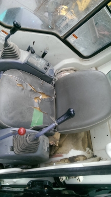 Komatsu PC40R-8 เก่าญี่ปุ่น ตู้เก๋ง แทรคเหล็กหุ้มก้อนยาง