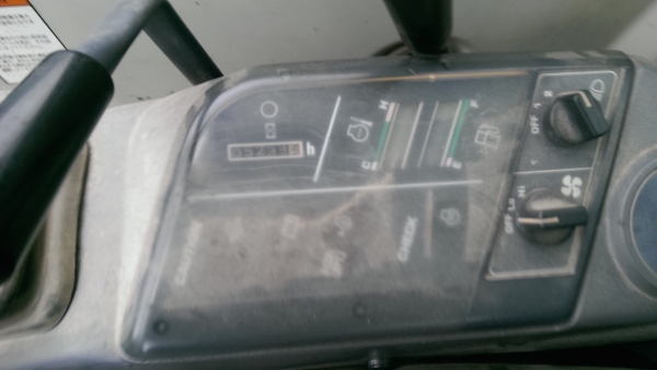 Komatsu PC40R-8 เก่าญี่ปุ่น ตู้เก๋ง แทรคเหล็กหุ้มก้อนยาง