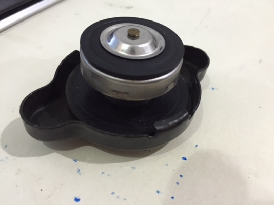 ฝาหม้อน้ำ PIAA ฝาใหญ่ มีจุกไล่ลม .09KG สภาพสวย