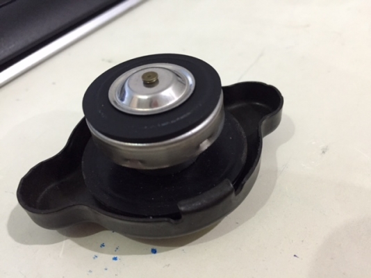 ฝาหม้อน้ำ PIAA ฝาใหญ่ มีจุกไล่ลม .09KG สภาพสวย