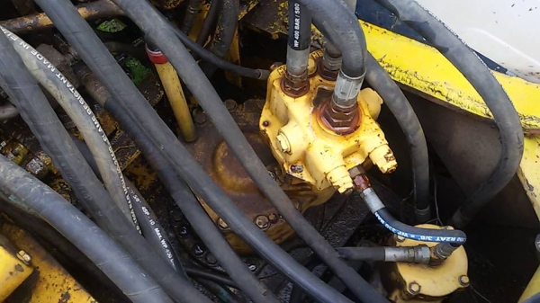 ขาย KOMATSU  PC 120 และMITSUBISHI รถสภาพดีพร้อมใช้งานไฟฟ้าเต็ม