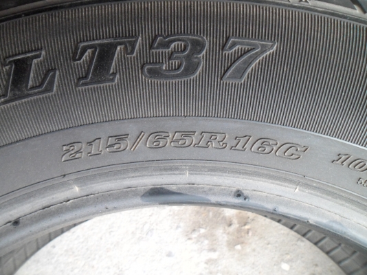 ยางDunlop 215 - 65 - 16 ปี 13 ครบชุด 4 เส้น สภาพสวยๆดอกเต็มๆยางเหลือเยอะวิ่งใด้อีกนาน