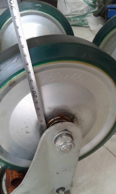 ล้อรถเข็น ล้อเป็น เส้นผ่าศูนย์กลาง 25 cm สภาพใหม่คับ ล้อรถเข็น ล้อเป็น เส้นผ่าศูนย์กลาง 25 cm สภาพใหม่คับ