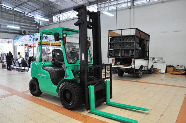 ขายรถโฟล์คลิฟท์มือสอง MITSUBISHI รุ่น FD30T GRENDIA  ราคา 465,000 บาท นำเข้าจากประเทศญี่ปุ่น 100\% ไม่เคยใช้งานในประเทศไทย