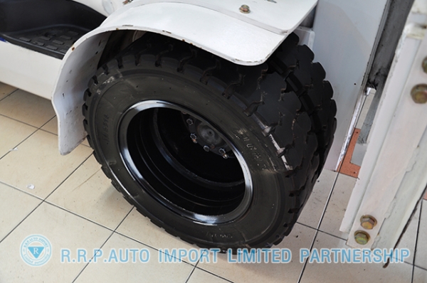 ขายรถโฟล์คลิฟท์มือสอง KOMATSU รุ่น FG30T ราคา 455,000 บาท นำเข้าจากประเทศญี่ปุ่น 100\% ไม่เคยใช้งานในประเทศไทย