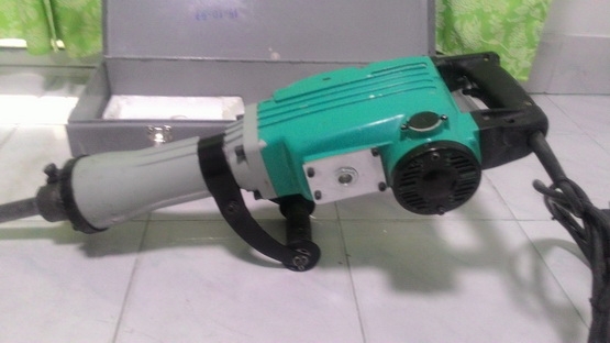 เครื่องสกัดคอนกรีตไฟฟ้าขนาด 16 โล (ตัวใหญ่) ผ่านการใช้งานมาน้อยมากๆครับ เครื่องสกัดคอนกรีตไฟฟ้าขนาด 16 โล (ตัวใหญ่) ผ่านการใช้งานมาน้อยมากๆครับ