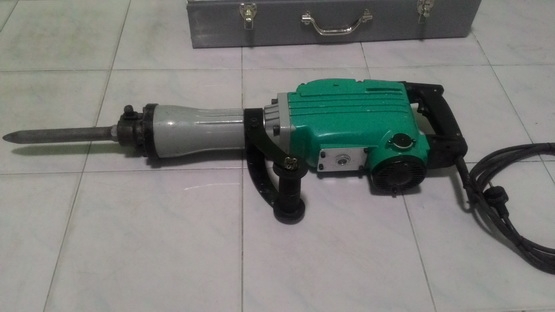 เครื่องสกัดคอนกรีตไฟฟ้าขนาด 16 โล (ตัวใหญ่) ผ่านการใช้งานมาน้อยมากๆครับ เครื่องสกัดคอนกรีตไฟฟ้าขนาด 16 โล (ตัวใหญ่) ผ่านการใช้งานมาน้อยมากๆครับ