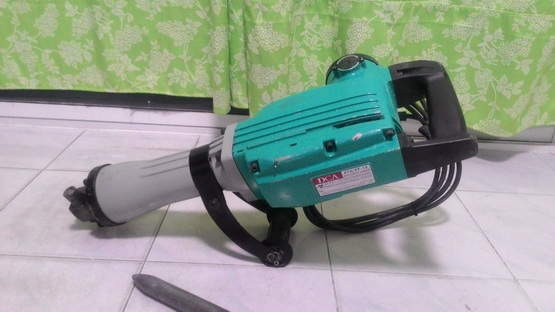 เครื่องสกัดคอนกรีตไฟฟ้าขนาด 16 โล (ตัวใหญ่) ผ่านการใช้งานมาน้อยมากๆครับ เครื่องสกัดคอนกรีตไฟฟ้าขนาด 16 โล (ตัวใหญ่) ผ่านการใช้งานมาน้อยมากๆครับ