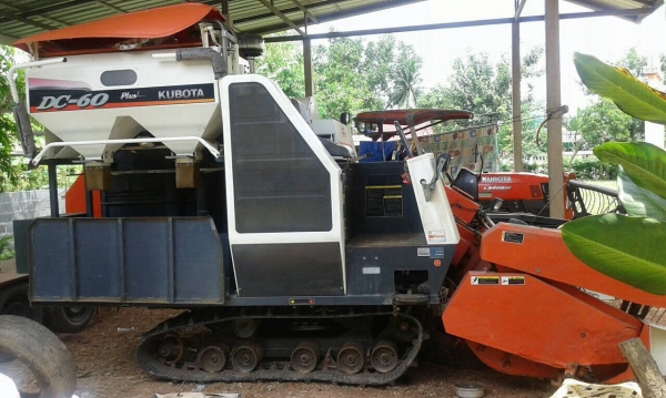 ขายรถเกี่ยวข้าว KUBOTA DC-60 พร้อมเทนเลอร์ลาก ราคาต่อรองได้ครับ