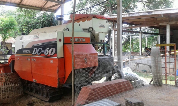 ขายรถเกี่ยวข้าว KUBOTA DC-60 พร้อมเทนเลอร์ลาก ราคาต่อรองได้ครับ