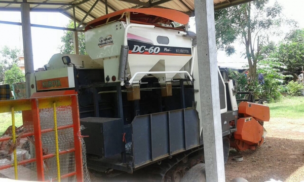 ขายรถเกี่ยวข้าว KUBOTA DC-60 พร้อมเทนเลอร์ลาก ราคาต่อรองได้ครับ